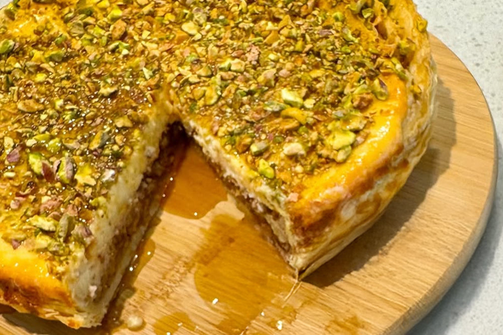 Cheesecake Baklava Hạt Dẻ Phỉ & Mật Ong – Hương Vị Độc Đáo Giao Thoa Giữa Hai Món Tráng Miệng Kinh Điển